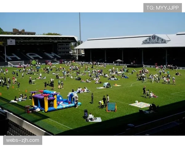 特写：富勒姆主场克拉文农场推出“沉默观赛区”，服务特殊需求球迷